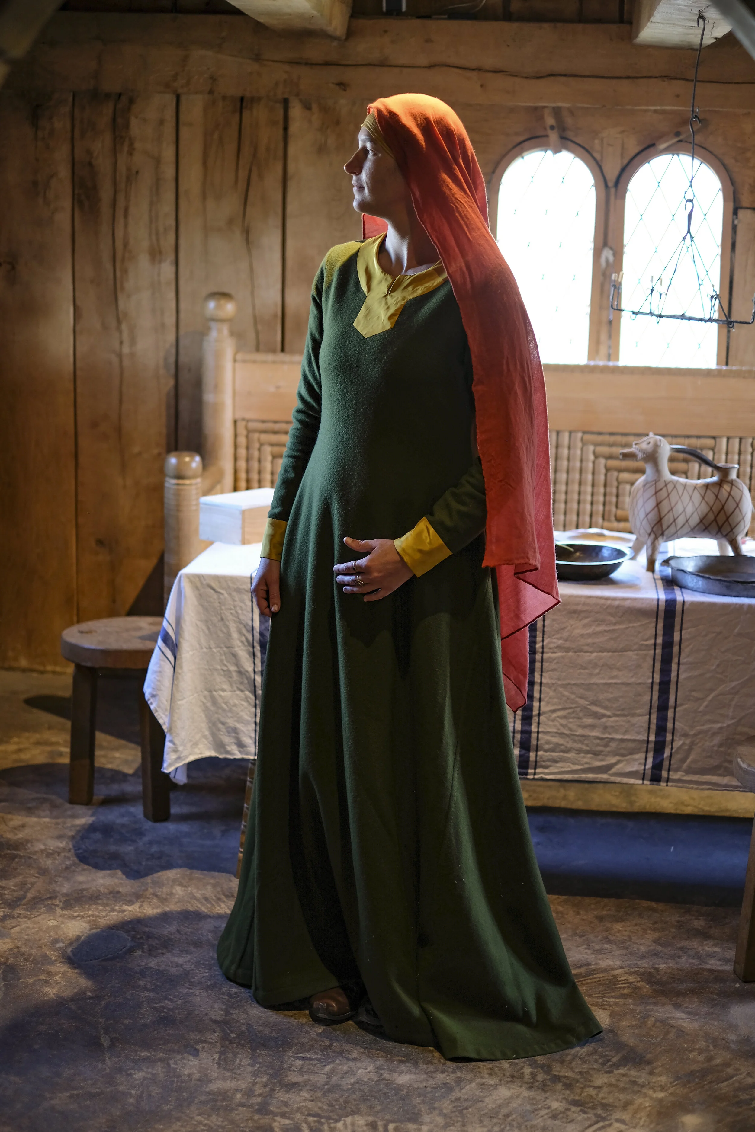  Edles dunkelgrünes Wollkleid mit gelben Seidenbesätzen für eine niedere Adelige. Der Schleier ist aus leichter roter Wolle. 