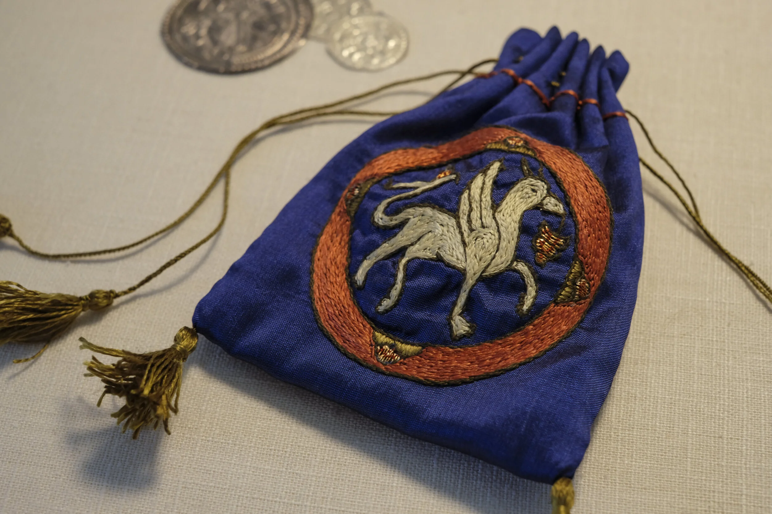  Kleiner Beutel im Stil des Hochmittelalters. 