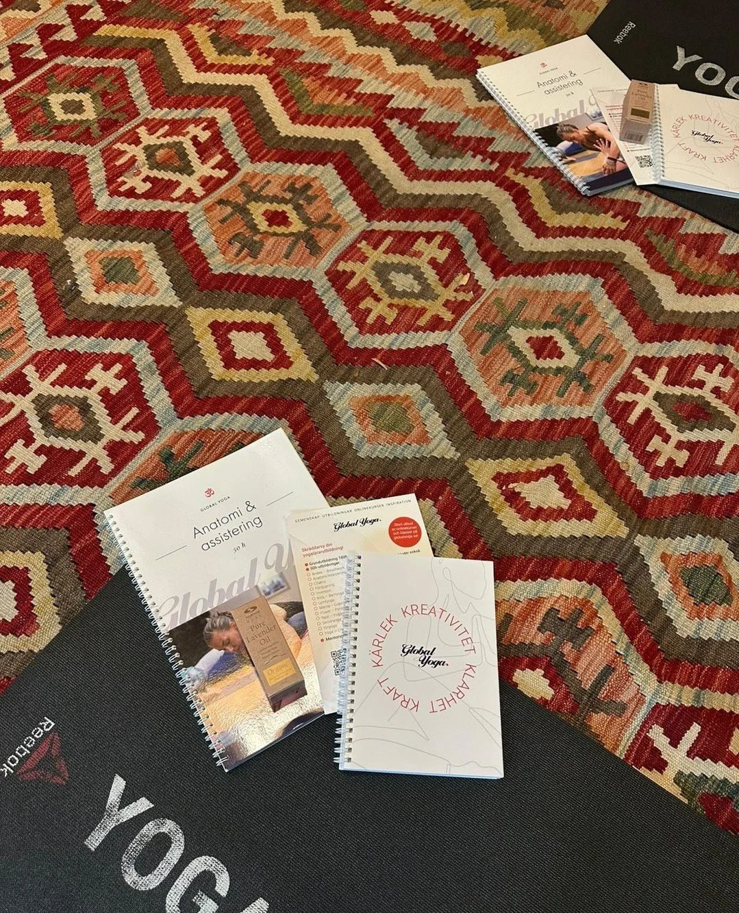 Lite fr&aring;n kontoret 💬 ⁠
⁠
Vi &auml;r inne i &aring;rets sista kvartal och i Global Yoga pulserar energin starkt. Bakom oss ligger hundratals timmar av undervisning, p&aring;g&aring;ende utbildningar, 3/4 av Mentor &aring;ret och Portalen som ha