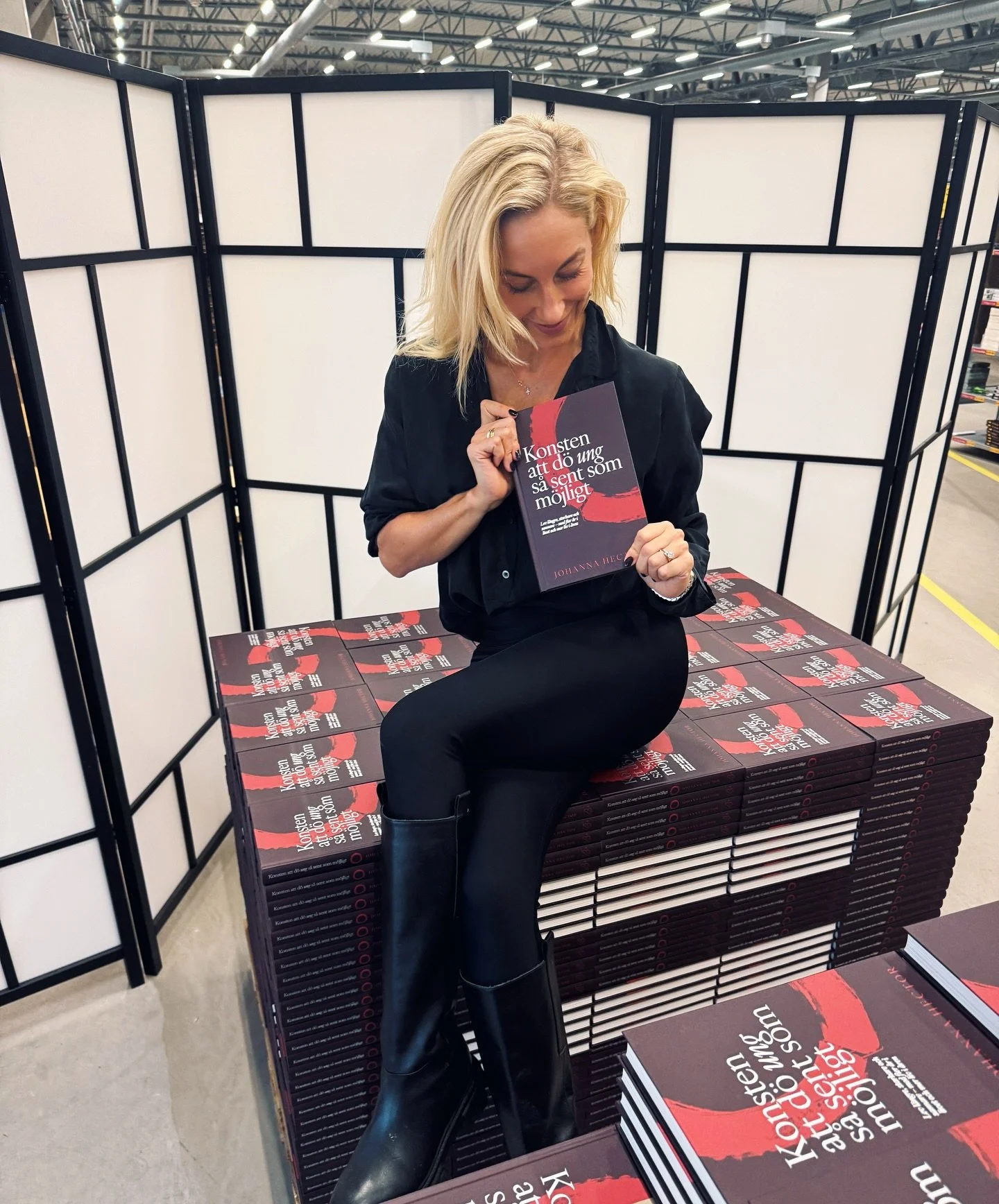 Min f&ouml;rsta bok sl&auml;pps den 11/11. Jag har en liten privat releasefest planerad och jag vill s&aring; g&auml;rna bjuda in dig som l&auml;ngtat efter att l&auml;sa den.

Kommentera 📕 s&aring; skickar jag ett meddelande med mer info, jag bjude