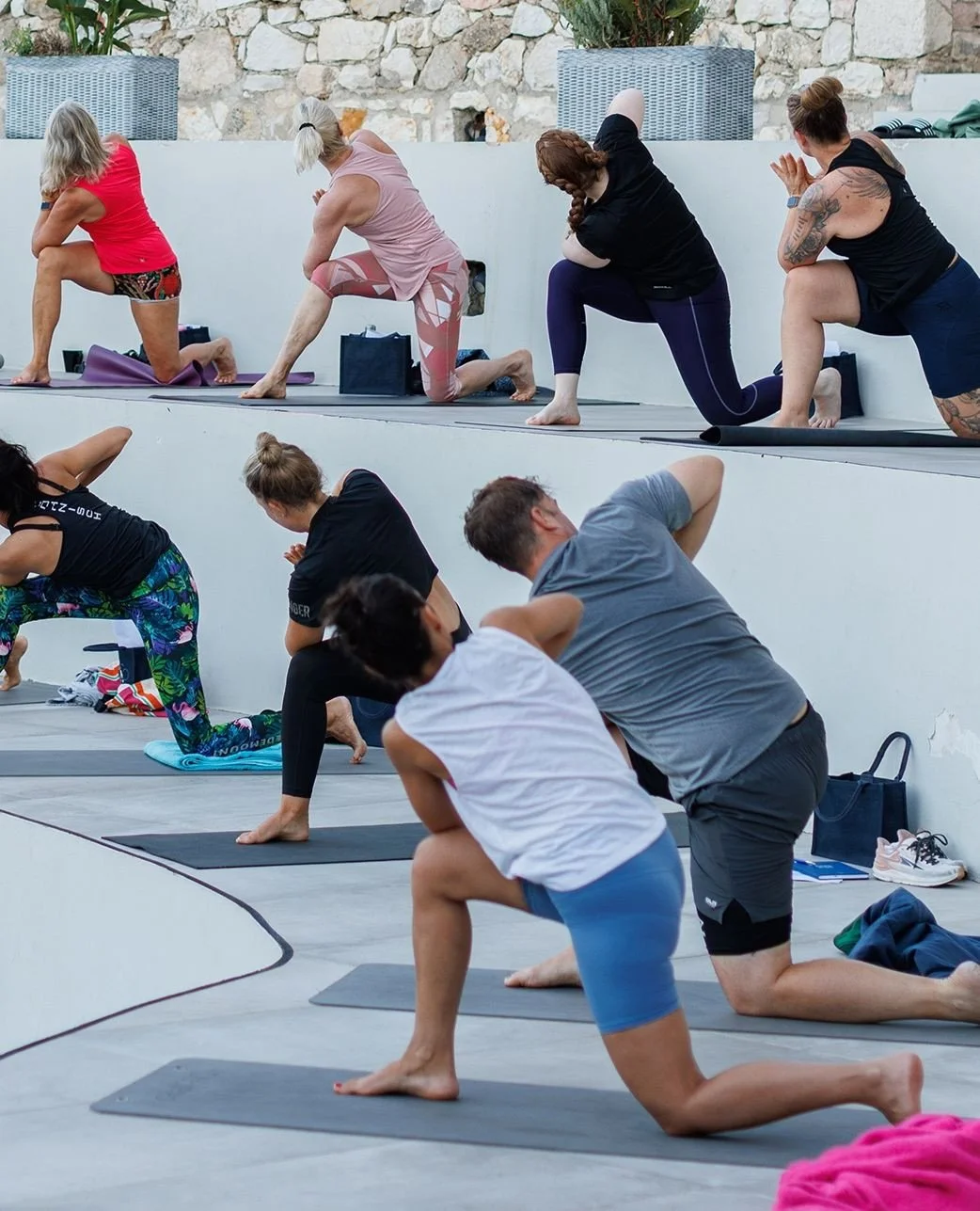 Bend over.⁠
Har du styrkan att vara mjuk och &auml;nd&aring; st&aring; kvar i din riktning?⁠
⁠
Det &auml;r inte bara en fr&aring;ga f&ouml;r kroppen, utan f&ouml;r livet. Att b&ouml;ja sig utan att brytas, att h&aring;lla fokus n&auml;r det &auml;r o