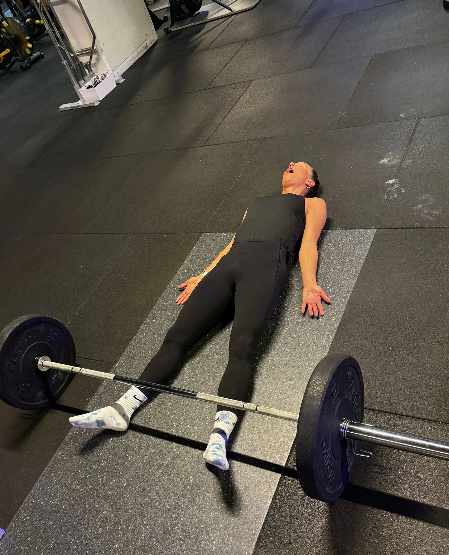 Att lyfta tungt l&auml;r oss ocks&aring; att vila djupt.⁠
⁠
Att styrkan inte bara finns i muskeln utan i &ouml;verl&auml;mnandet I att v&aring;ga sl&auml;ppa taget n&auml;r kroppen beh&ouml;ver vila, och resa sig n&auml;r livet kallar igen.⁠
⁠
Att b&