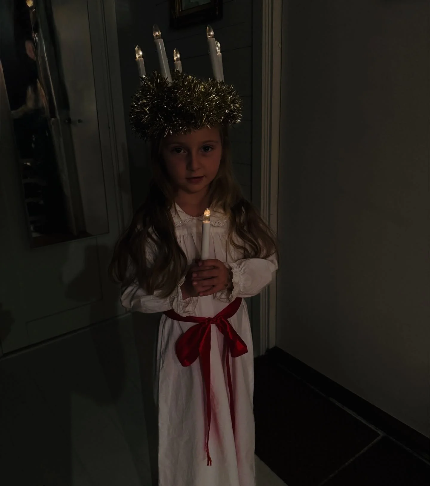 Var inte r&auml;dd f&ouml;r m&ouml;rkret,
ty ljuset vilar d&auml;r. 
Vi ser ju inga stj&auml;rnor,
d&auml;r intet m&ouml;rker &auml;r. 

Tusentals g&aring;nger har jag upprepat dessa ord p&aring; klasser d&auml;r jag guidat kroppar in i vila. Och &au