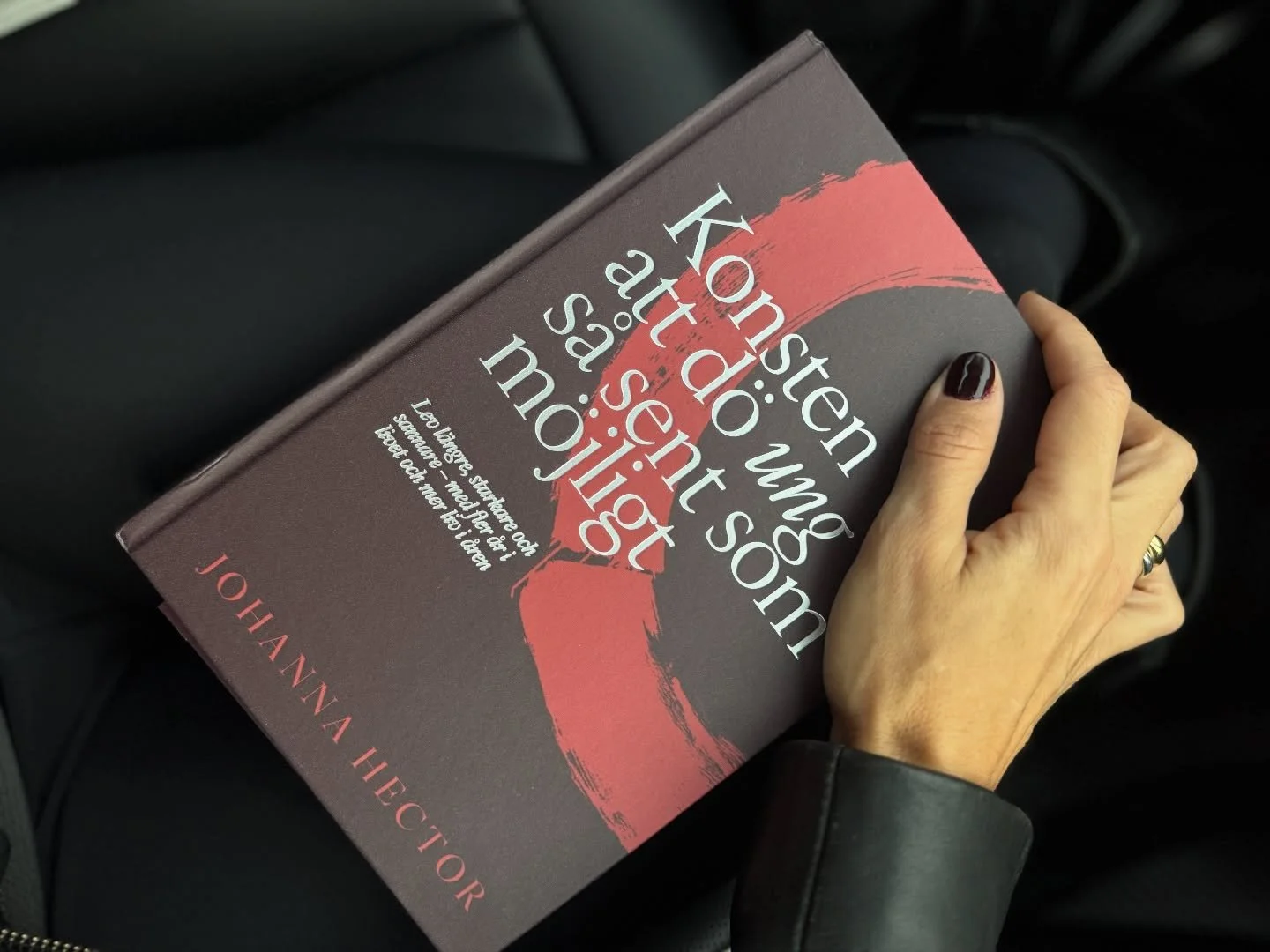 Konsten att d&ouml; ung s&aring; sent som m&ouml;jligt fyllde en m&aring;nad i torsdags. Och p&aring; bara n&aring;gra f&aring; veckor har hon n&aring;tt ut till tusentals av er. Jag kan inte med ord beskriva vad det betyder f&ouml;r mig. 

Jag har n