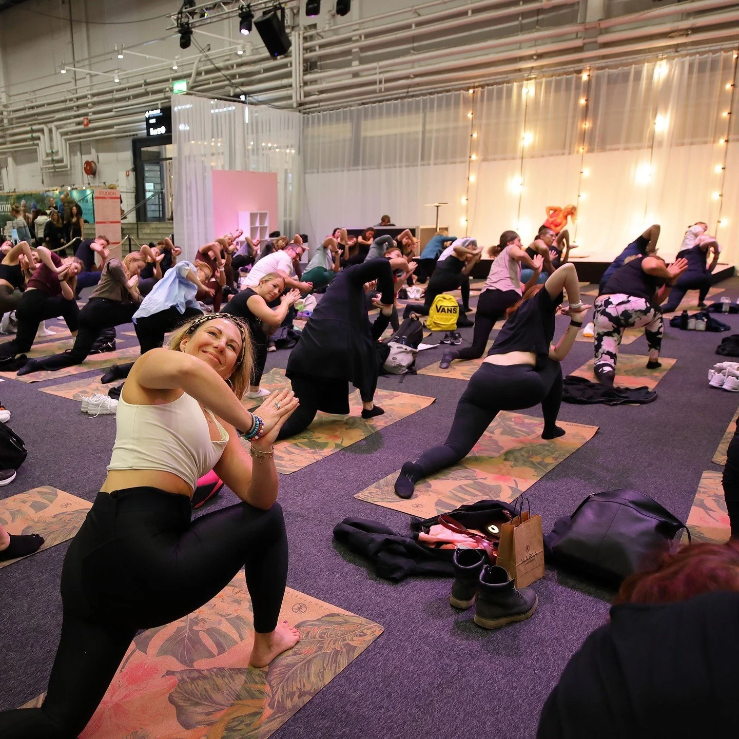 Vill vi stanna upp och s&auml;ga tack 🙏. ⁠
Tack f&ouml;r ett otroligt fint &aring;r. F&ouml;r utbildningarna vi f&aring;tt h&aring;lla, f&ouml;rdjupningar, inspirationsdagen, yogaretreatet p&aring; Bali. Och inte minst de ringar p&aring; vattnet vi 