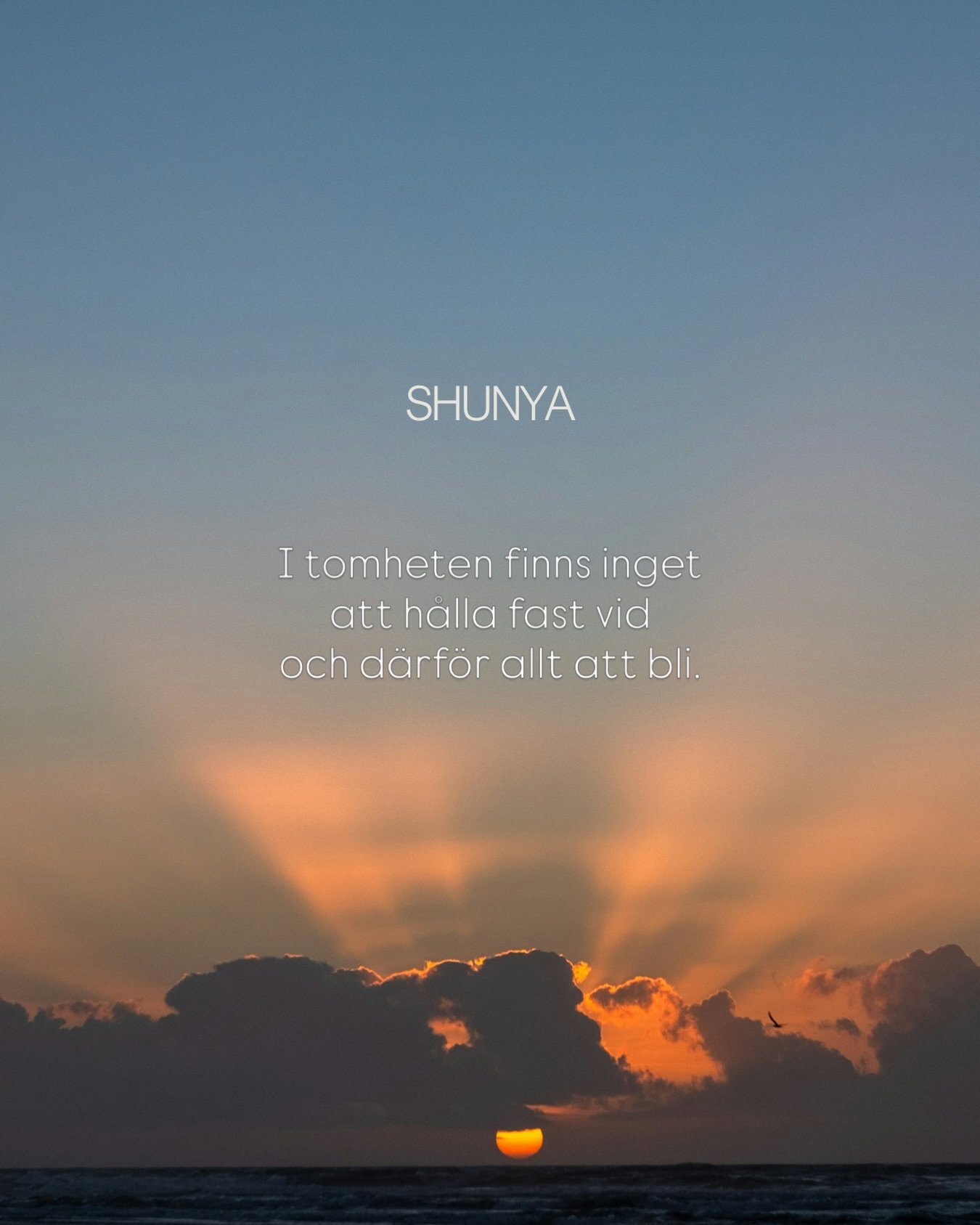 Det har varit en vecka av g&ouml;rande f&ouml;r m&aring;nga av oss.
Av riktning, beslut, tempo.

Men kroppen &auml;r alltid nu, nu, nu.

Lika mycket flytandes i pausen mellan andetagen, utan att h&aring;lla fast vid varken inandning eller utandning. 