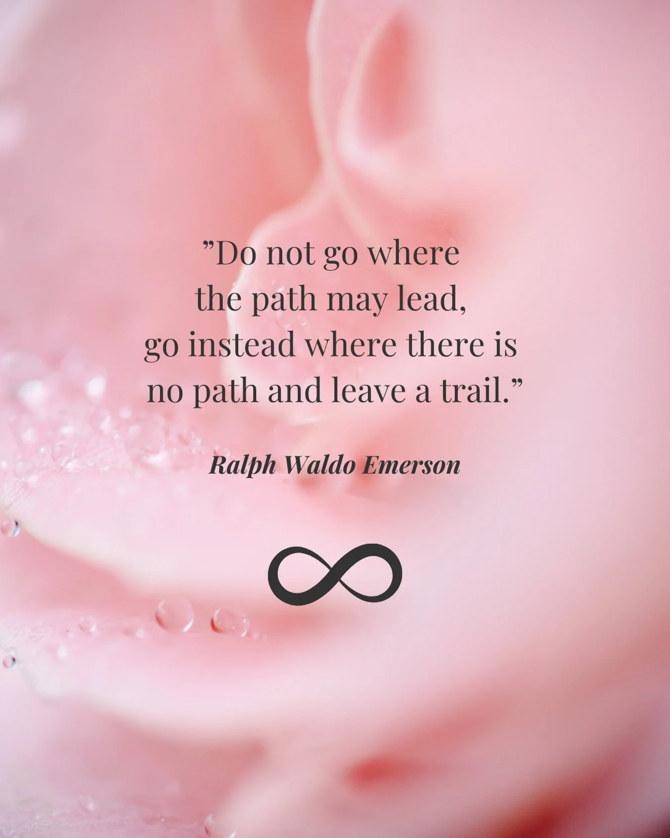 SoulFull kraft &ndash; att v&aring;ga fyllas inifr&aring;n 🌸

Vi &auml;r vana vid att se kraft som n&aring;got vi riktar ut&aring;t. N&aring;got vi presterar, pressar fram eller anv&auml;nder f&ouml;r att ta oss fram&aring;t. Men i SoulWork &ouml;va