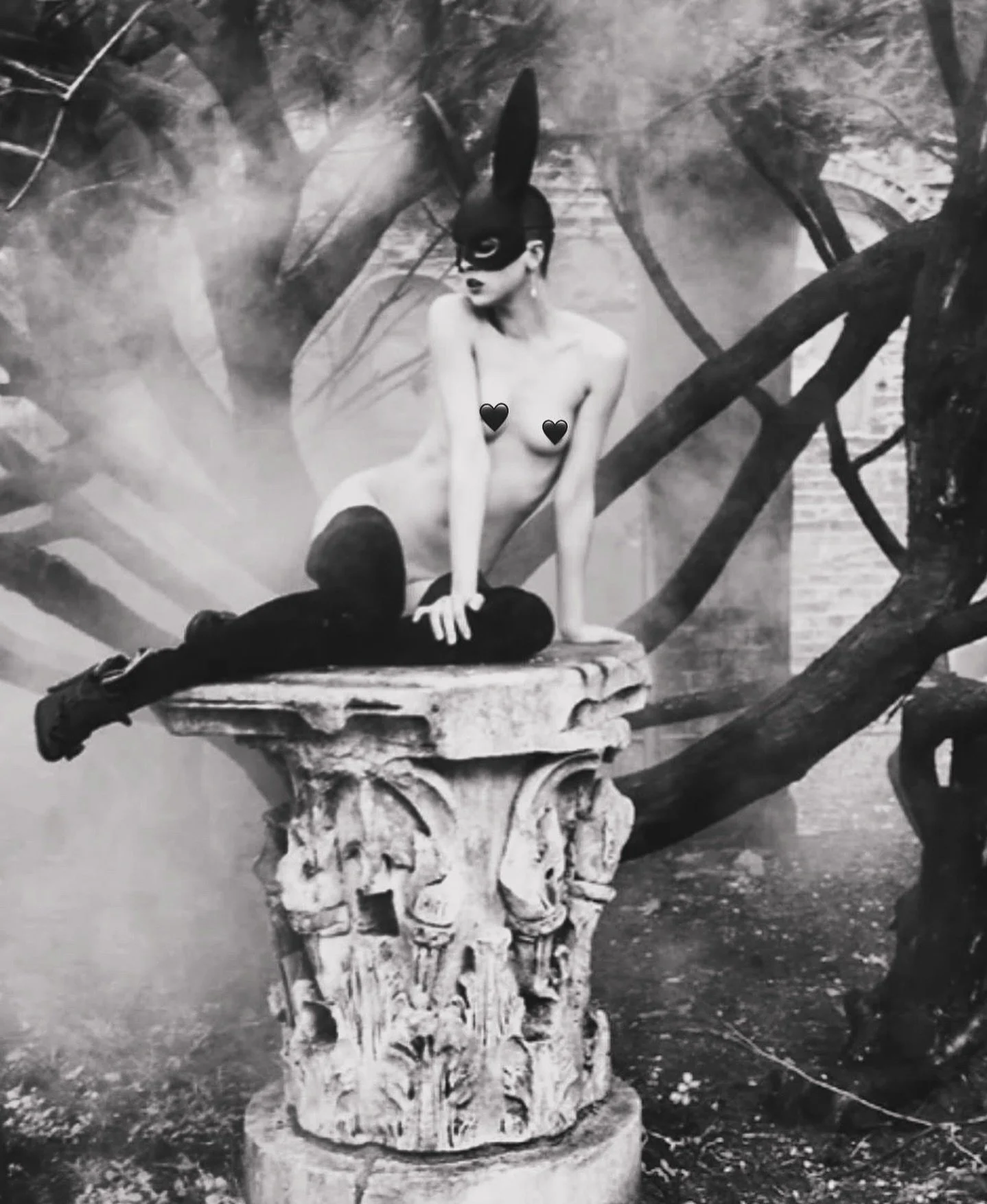 Det s&auml;gs att kvinnorna fl&ouml;g i natt. Inte bort, utan hem. Inte genom himlen, utan genom sl&ouml;jorna. Till elden som kl&auml;r av allt det du inte &auml;r och ber dig vara MER 🃏!

N&aring;gonstans under alla lager av duktighet och kontroll