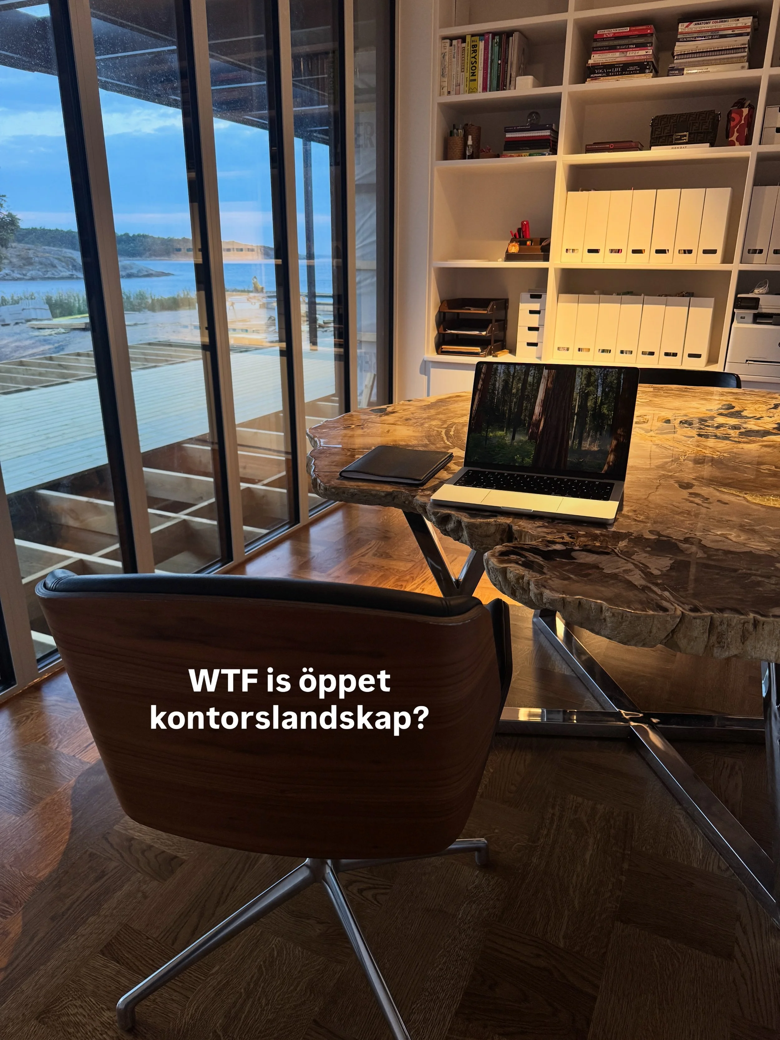 Havsutsikt, slow furniture och tarot f&ouml;re Excel = min typ av corporate culture 🔮.

Problemet &auml;r bara att jag redan &auml;r en workoholic och nu kommer jag aldrig l&auml;mna kontoret 😂! 

H&auml;r ska id&eacute;er f&aring; vara of&auml;rdi