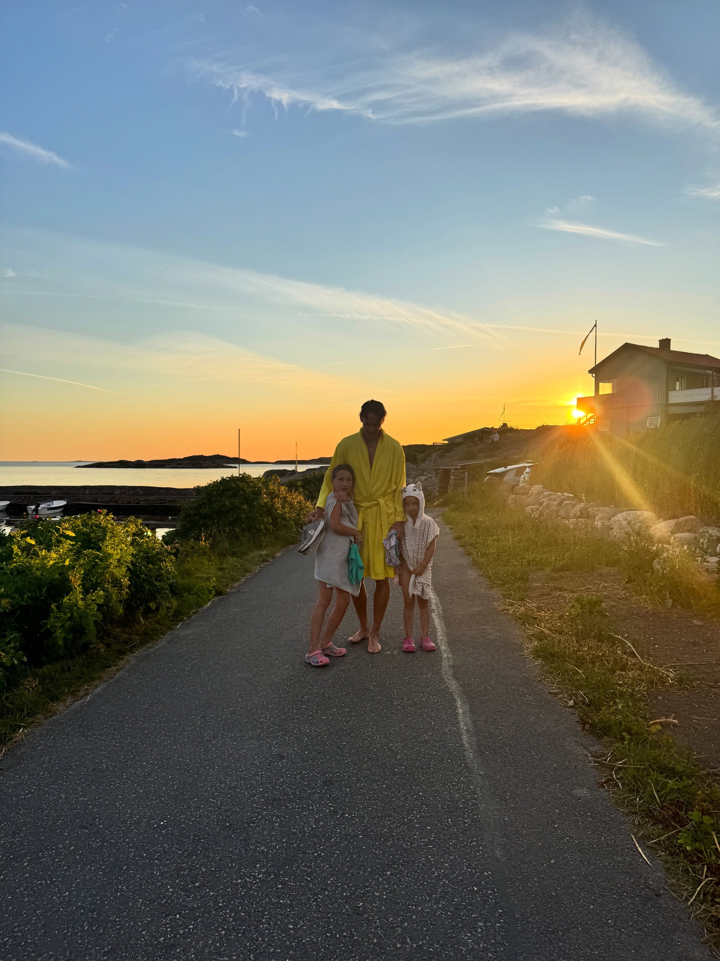 Juli var en k&auml;ftsm&auml;ll. 

Fr&aring;n totalt kaos var det bara att klamra sig fast och &aring;ka med (p&aring;minnelsen om mjuka k&auml;kar 🫦). Lyssnade p&aring; en podd n&auml;r jag m&aring;lade idag och p&aring;mindes om att det &auml;r El