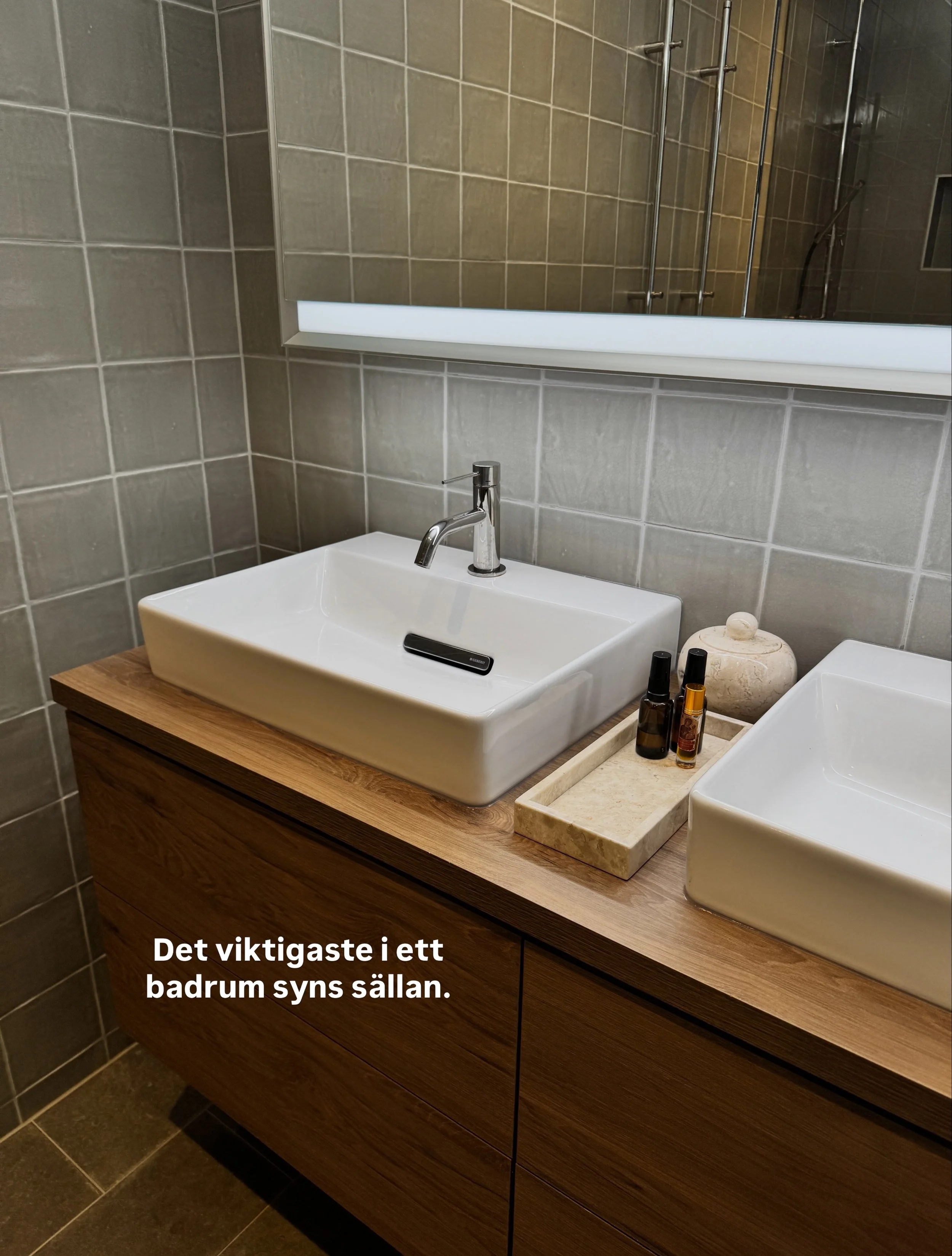 reklam✨ N&auml;r vi b&ouml;rjade rita v&aring;ra badrum drogs jag f&ouml;rst&aring;s direkt till materialen, ljuset och alla de vackra detaljerna. Men ganska snart f&ouml;rstod jag att ett riktigt bra badrum byggs i flera lager.

K&auml;nslan n&auml;
