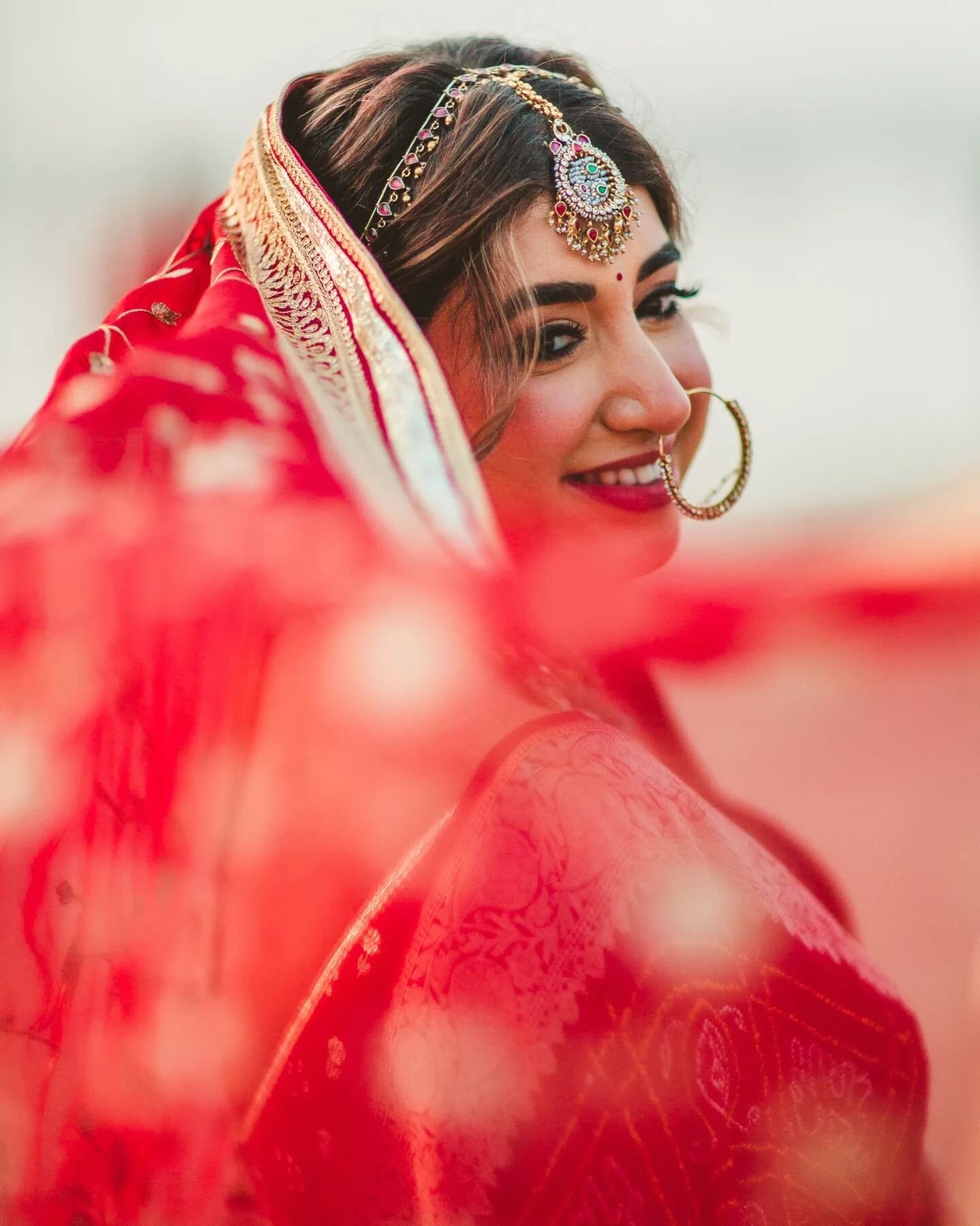 Dressed in her crimson lehenga, Lekhinee was a portrait of grace and poise against the tranquil backdrop of the Bombay beach.

Lekhinee @lekhinee26 co founder of @theindianethnicco custom made her bridal lehenga along with her mother and  founder @he