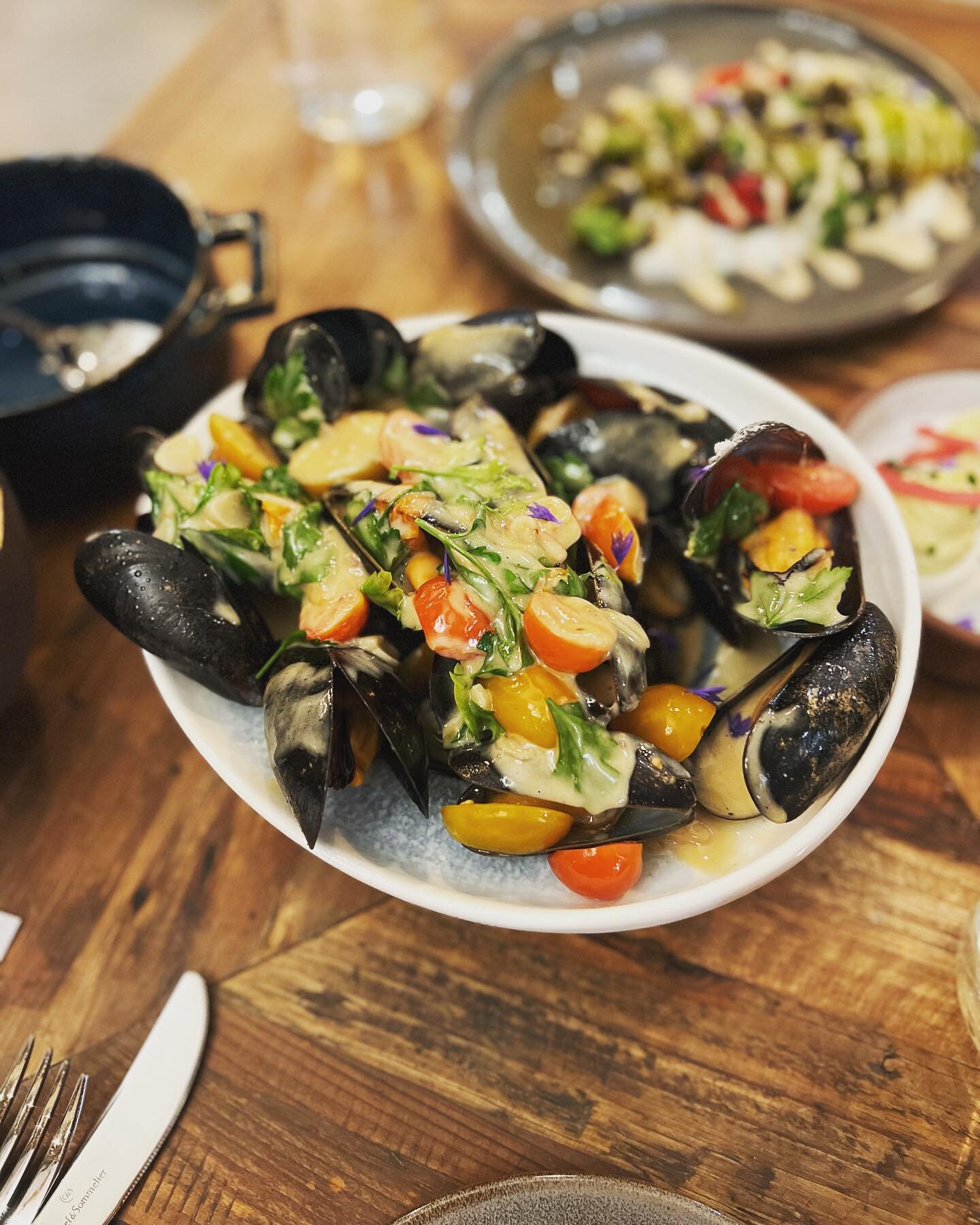 @wanderatlongwoods you have outdone yourselves!  This preparation of #bangsislandmussels was exceptional! 
.
.
.
This is something special.  Dijon, smoky tomatoes, pure deliciousness 🙌 #maine #aquaculture #ocean #sustainable #farmtotable #seafood #f