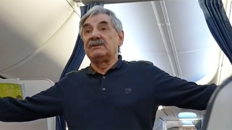 Пьяного Панкратова-Черного сняли с самолета: ВИДЕО с его извинениями перед пассажирами взорвало Сеть