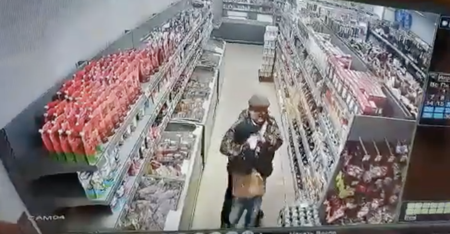 В Югре улыбчивый дед пытался задушить школьника в магазине: инцидент попал на ВИДЕО