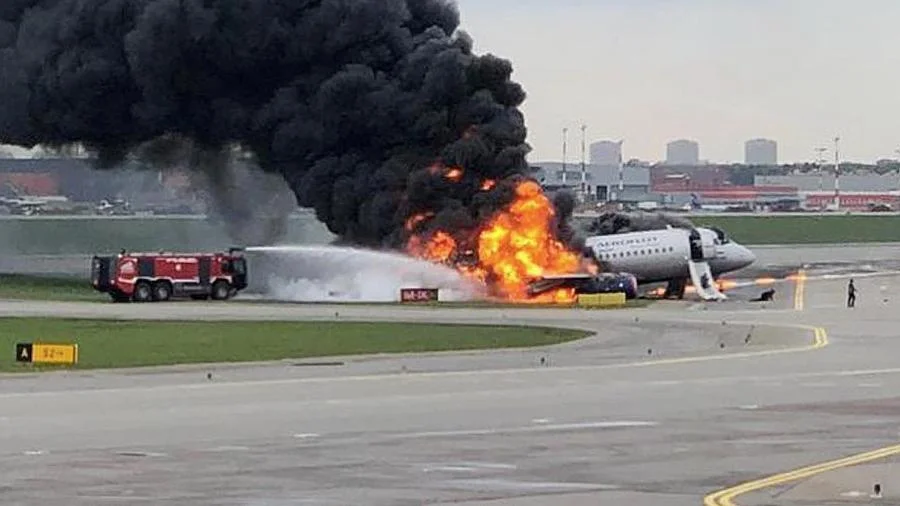 Расшифоровка переговоров пилотов, диспетчеров и экстренных служб Шереметьево: хаос, пассажиры разбежались, воды нет...