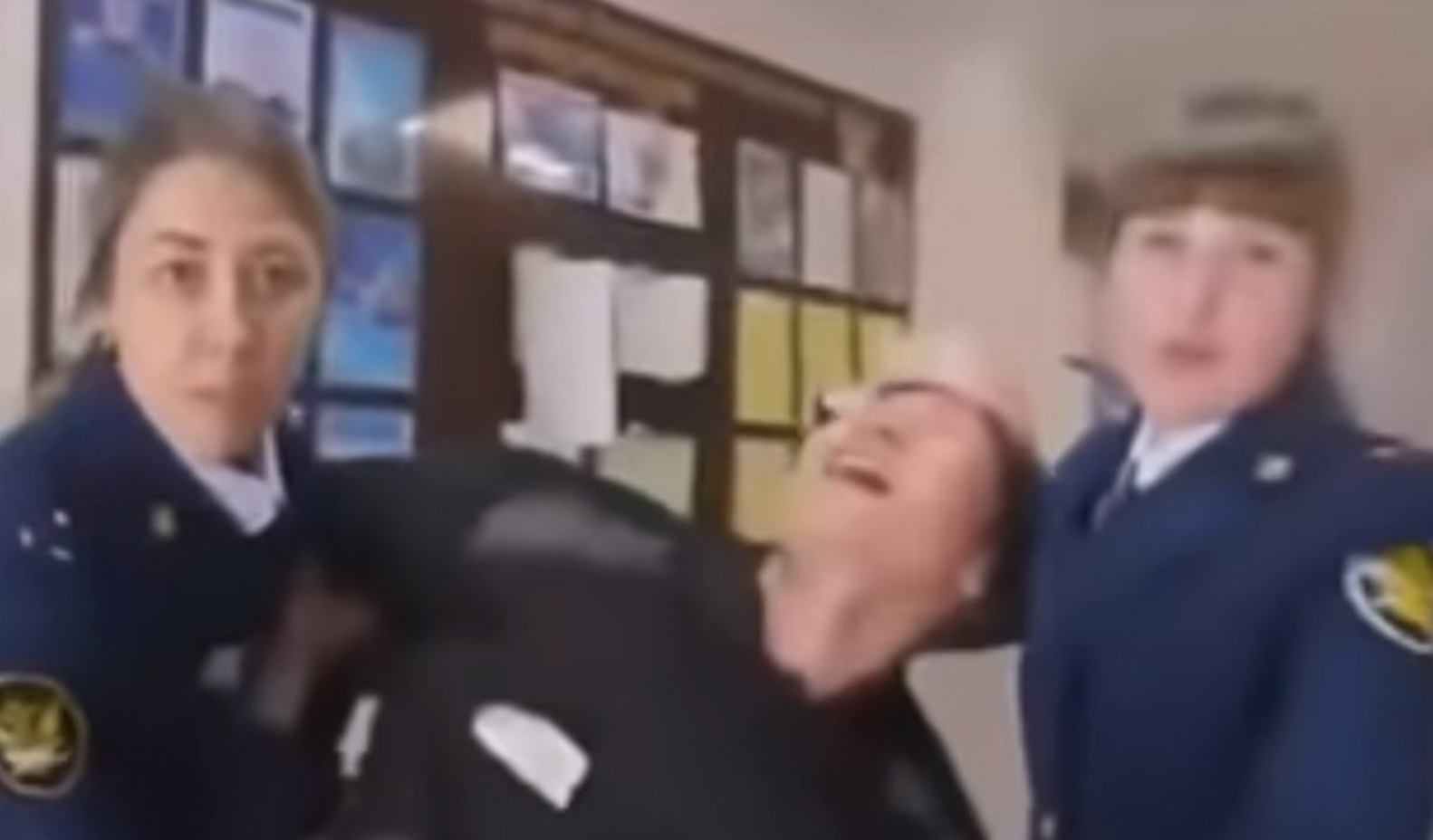 Скандал в Бурятии: сотрудники УФСИН прорекламировали свою работу в клипе, где арестантам заламывают руки и целятся в голову из арбалета. ВИДЕО