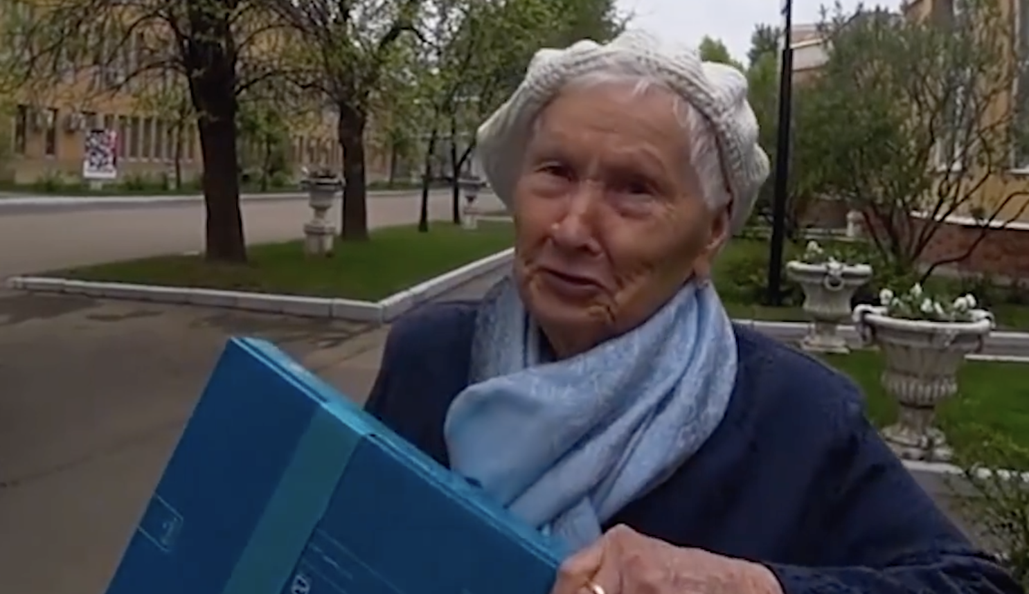 Блогер раздал ветеранам деньги: в благодарность за 10 тысяч рублей бабушки были готовы расцеловать парня, но нашлись и те, кто отказался от подарка. ВИДЕО