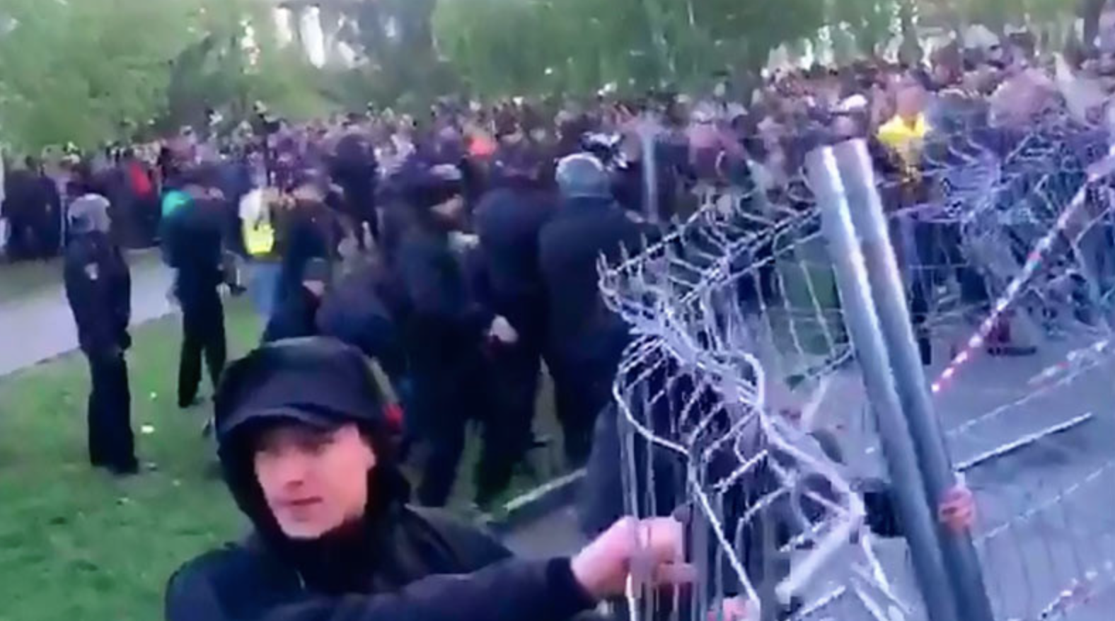 Вторая акция против храма в Екатеринбурге прошла агрессивнее: около 30 задержанных, трое в больнице. В сквере ставят забор покрепче. ВИДЕО