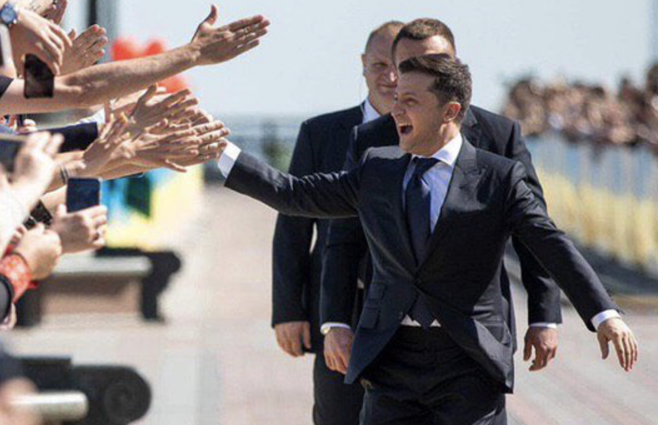 Зеленский вступил в должность президента Украины и распустил порошенковскую Верховную раду под бурные овации народа. ВИДЕО