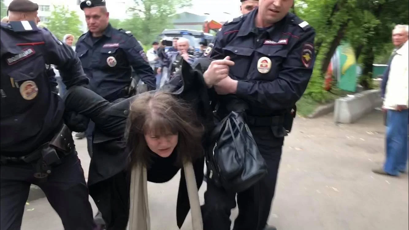 В Москве жестко разогнали протест против строительства высотки в сквере, не щадя женщин и пожилых. ВИДЕО