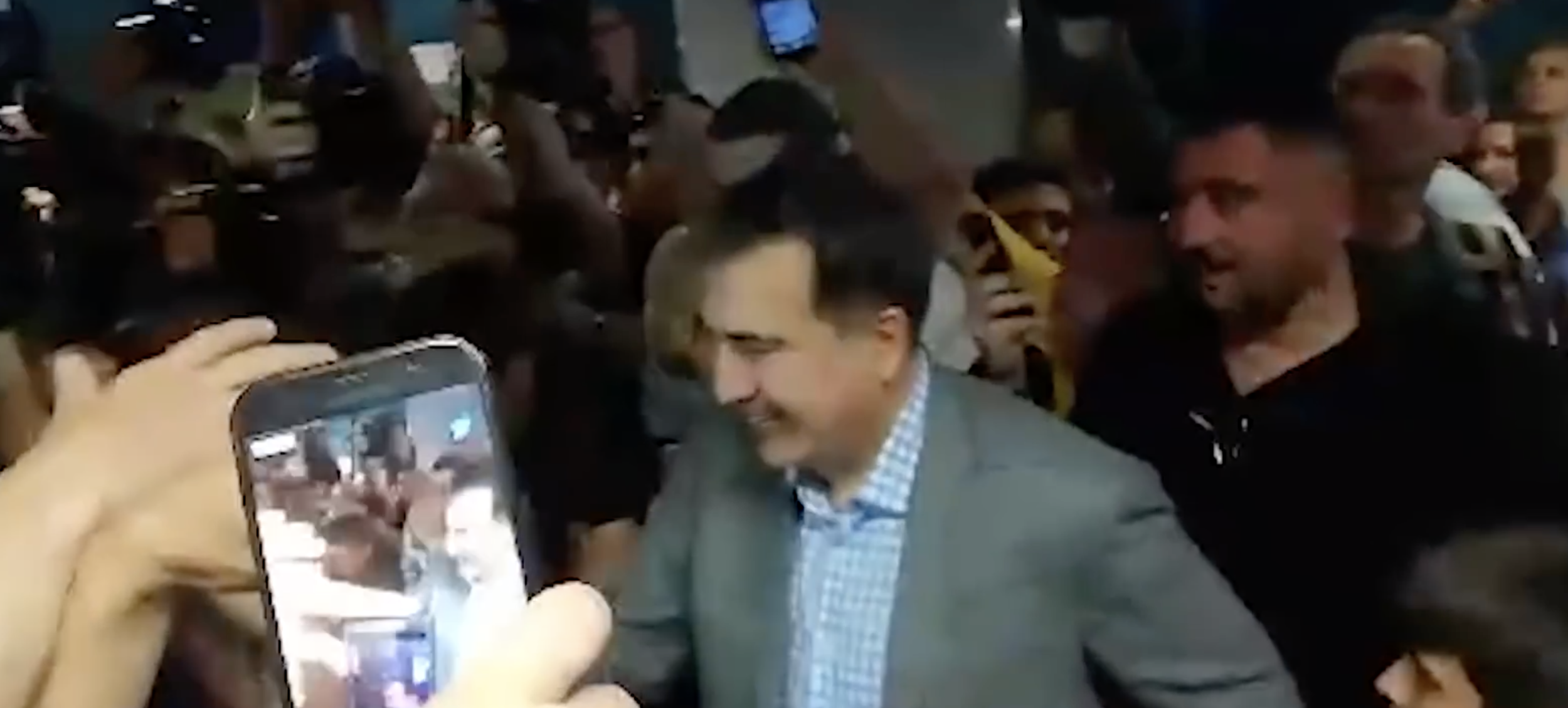 Саакашвили вернулся на Украину. В аэропорту его встретили овациями. ВИДЕО