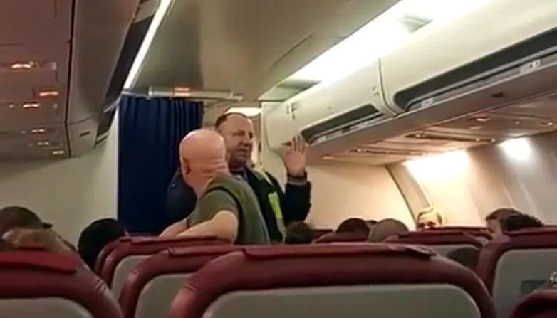 В Новосибирске пассажиры рейса до Таиланда перестраховались и устроили демарш на борту, сочтя его неисправным. ВИДЕО