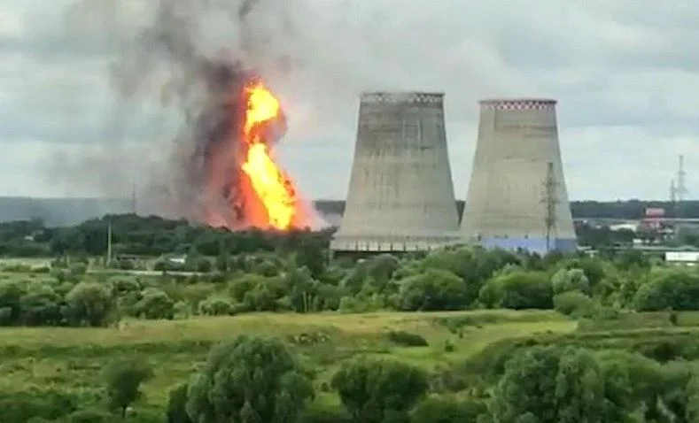 Один человек погиб и 13 пострадали при пожаре на территории ТЭЦ в Мытищах, образовался 50-метровый факел . ВИДЕО