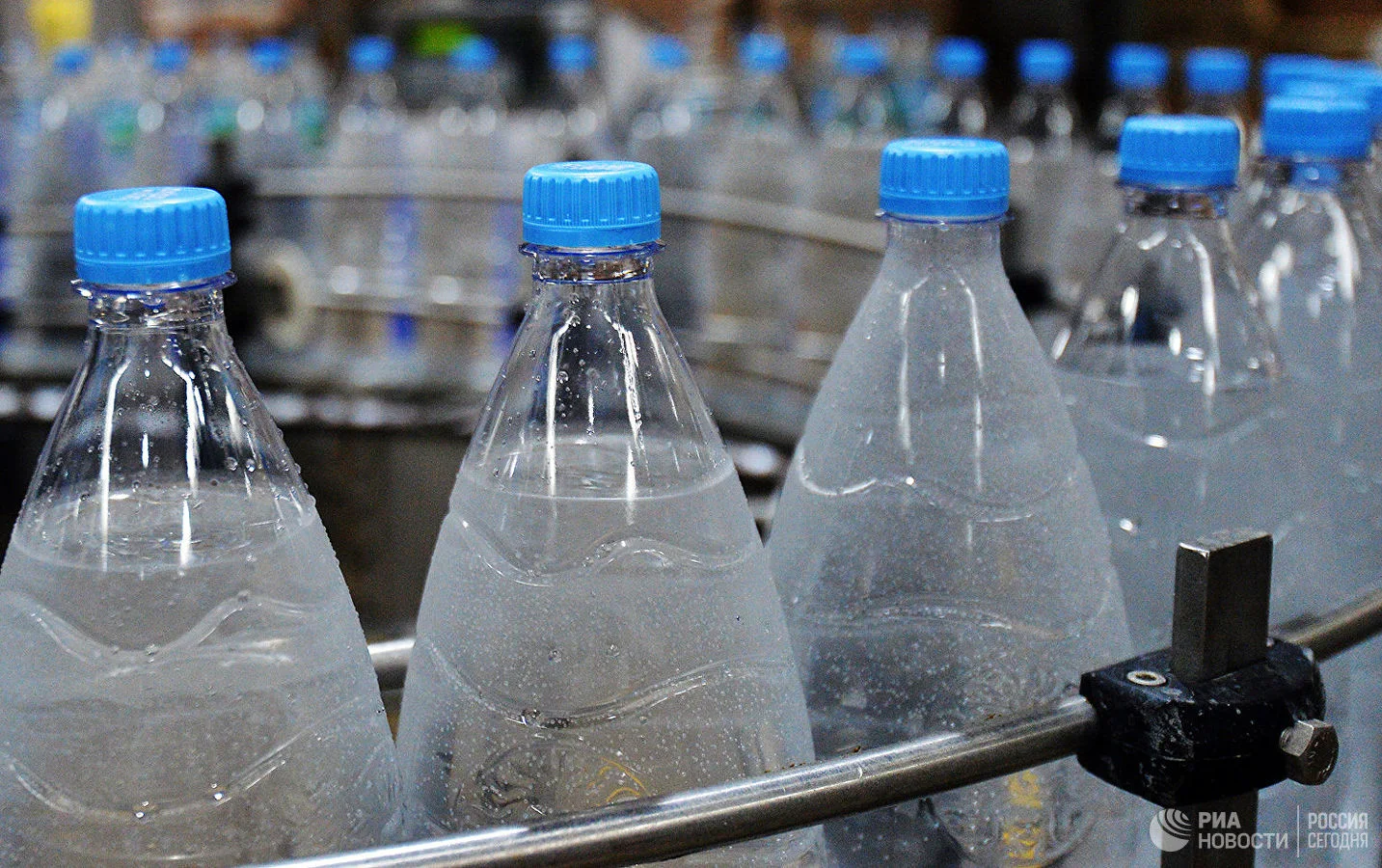 Четверть питьевой воды в России оказалась подделкой