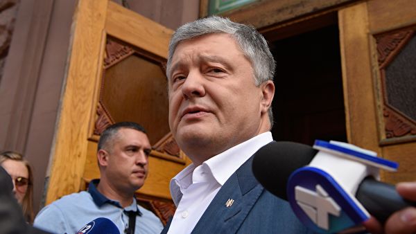 Порошенко вместе с семьей покинул Украину