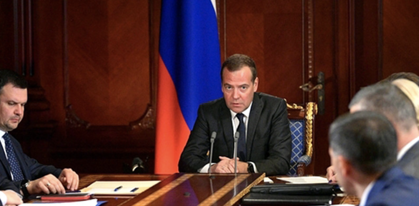 Медведев потребовал оперативных мер: площадь пожаров в Сибири превысила 2,5 млн га. Но тушить уже бесполезно, время упущено