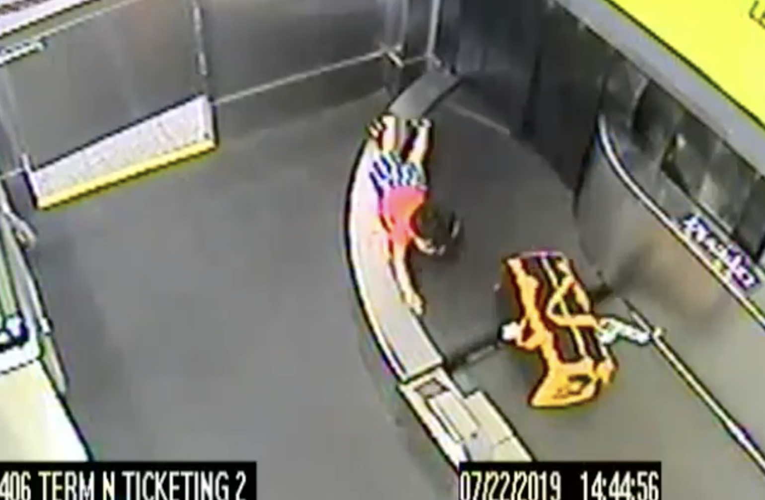 Необычайное путешествие: двухлетний мальчик целых пять минут "катался" на багажной ленте аэропорта и сломал руку. ВИДЕО