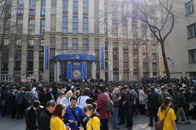 Более 530 студентов и выпускников РГГУ обвинили в "кровожадности" ректора, пригрозившего студентам отчислением за участие в акциях протеста 