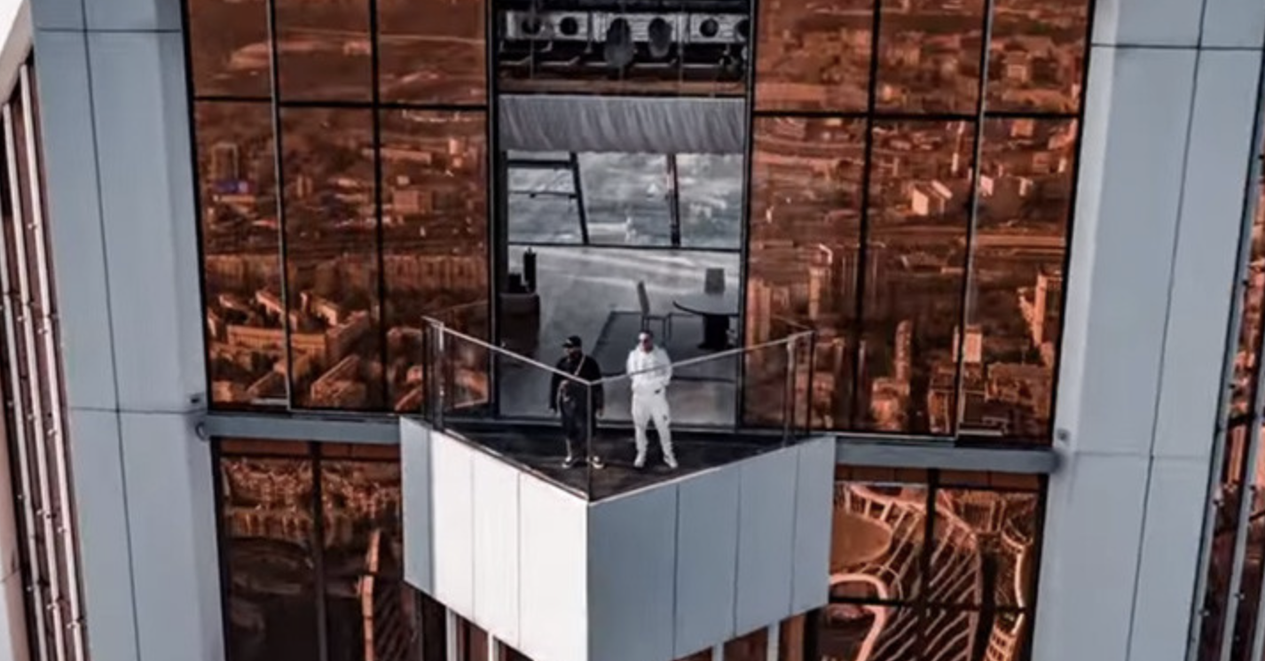 Тимати достиг вершины карьеры: его клип с Гуфом собрал 1,4 млн дизлайков. Гуф оправдывается и посылает всех в эротическое путешествие. ВИДЕО