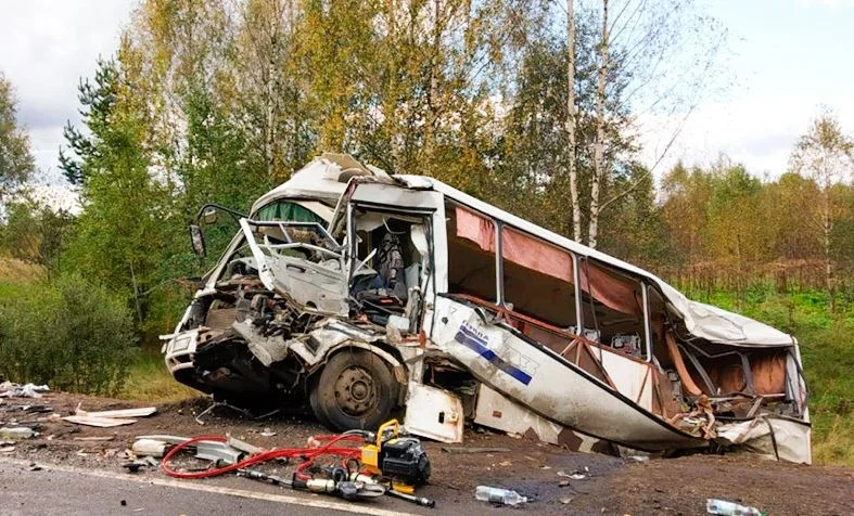 Семь человек погибли, около 30 пострадали при лобовом столкновении автобуса и грузовика в Ярославской области. ВИДЕО