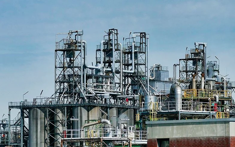 Нефтяные заводы Саудовской Аравии прекратили добычу и экспорт после атаки, цены на нефть взлетели , подкрепив за собой рубль