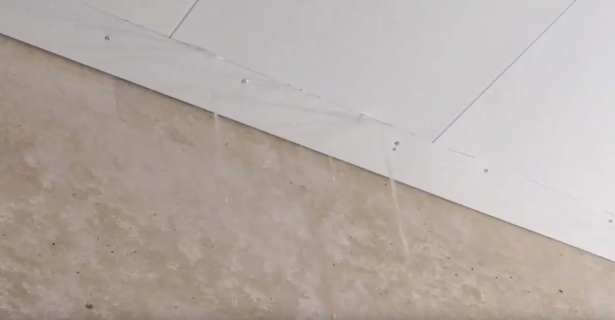 В Петербурге льется вода на головы пассажирам новой станции метро "Дунайская": "Это слезы радости!". ВИДЕО