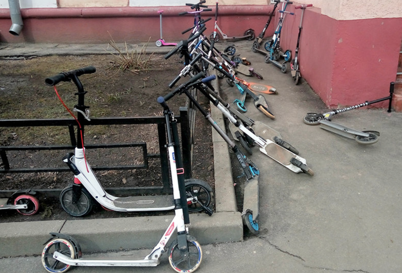 Самокаты, моноколеса, скейты и ролики все-таки хотят добавить в правила дорожного движения: "Это не пешеходы!"