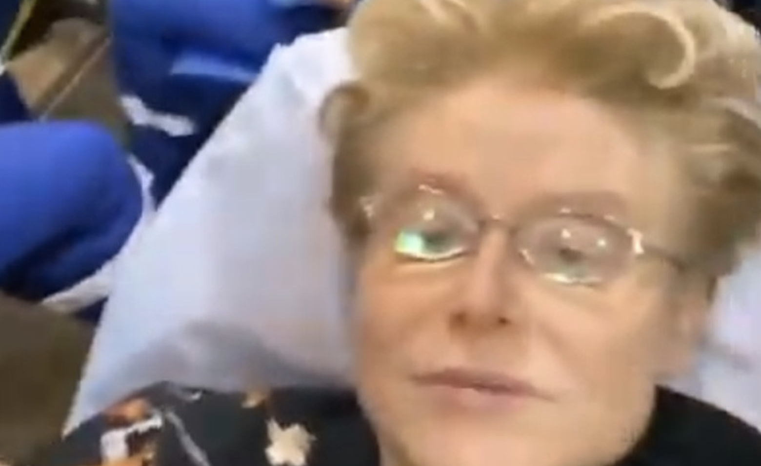 Ведущая "Жить Здорово" Елена Малышева провела эфир из "скорой", госпитализировавшей ее с гипертоническим кризом. ВИДЕО