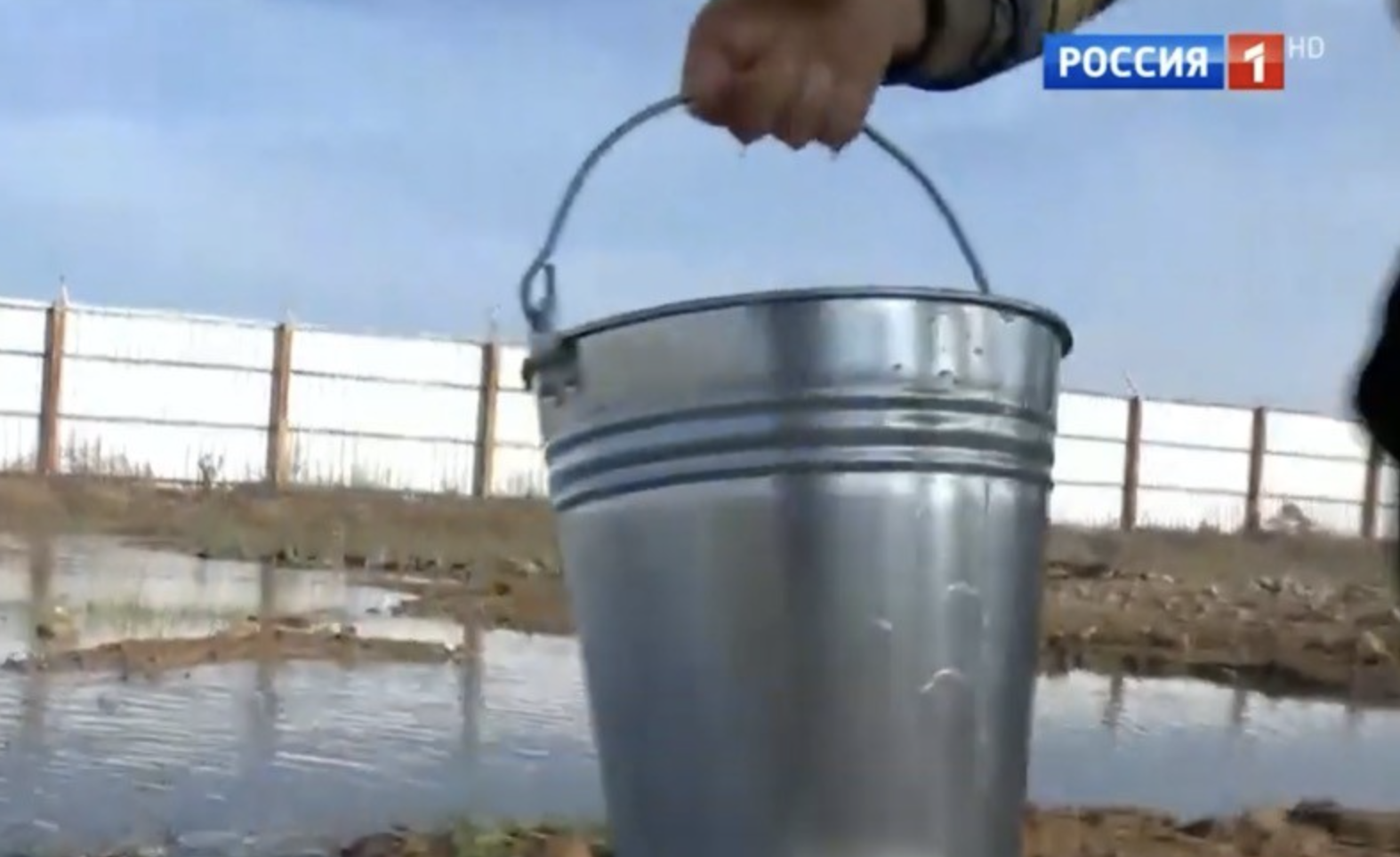 Открытие скважин питьевой воды в Крыму обернулось пропагандистским позором: жители пьют из лужи и черпают воду ведрами. ВИДЕО