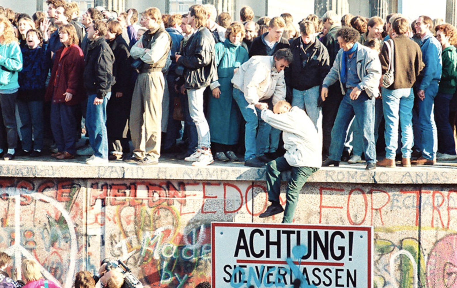 Бессонная ночь надежды: 30 лет назад от одной случайной фразы пала Берлинская стена. Москва была за, Франция и Англия — против