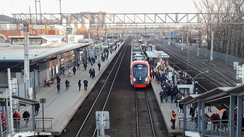 В Москве запустили первые линии МЦД: в первый день — давка, неработающие турникеты и короткие поезда, которые нужно догонять. ВИДЕО