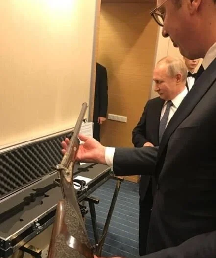 В Сочи Путин подарил королевское ружье президенту Сербии. Но он мечтает об С-400