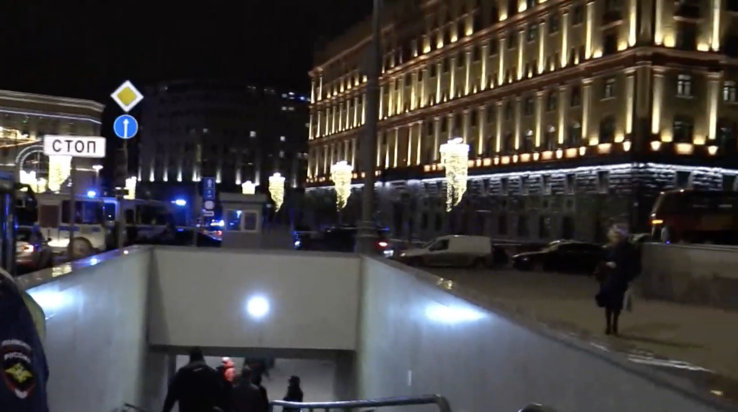 Неизвестные открыли стрельбу у здания ФСБ на Лубянке. Параллельно проходит концерт в честь Дня работника органов безопасности России. ВИДЕО