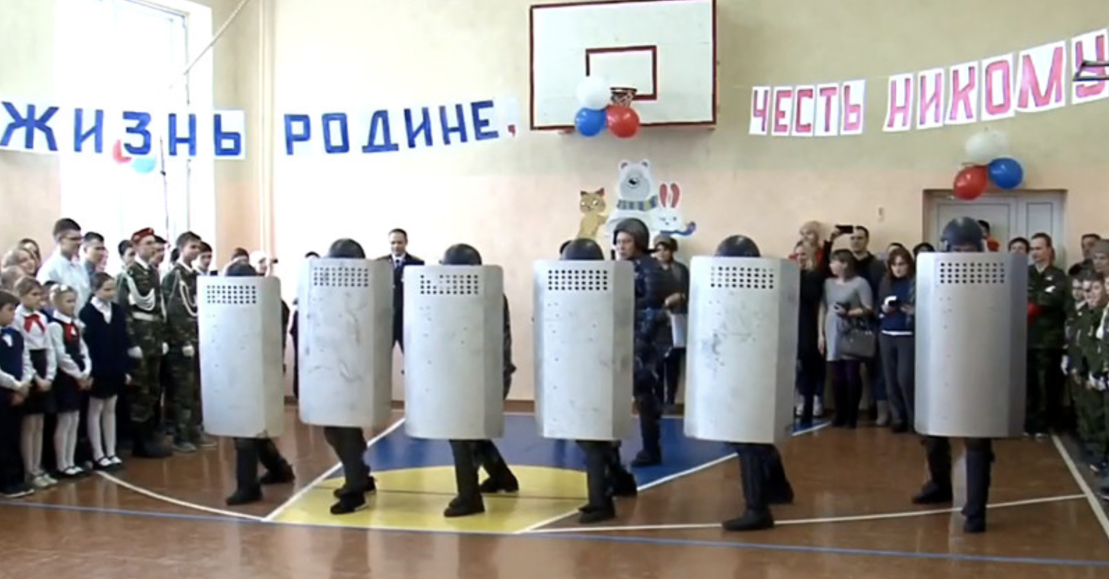 Уральским школьникам на линейке показали выступление тюремного спецназа с дубинками: ФСНИ объяснила почему