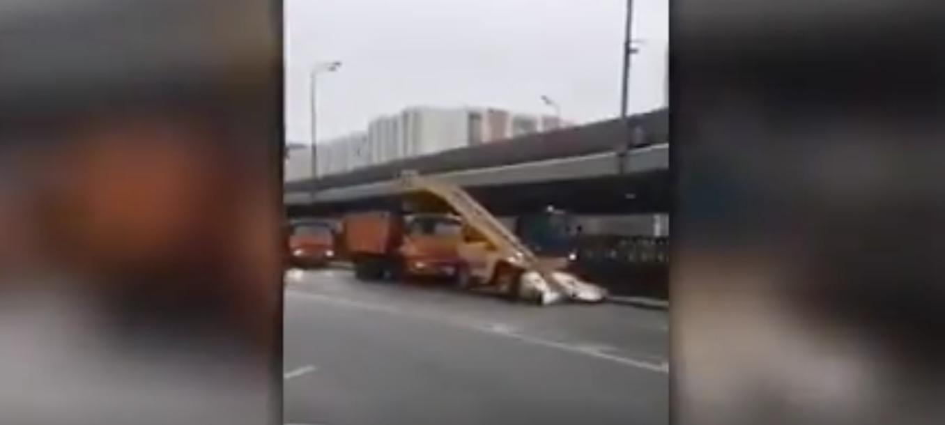 Неправильная зима и маразм: соцсети захлестнули ВИДЕО борьбы коммунальщиков со снегом, которого нет