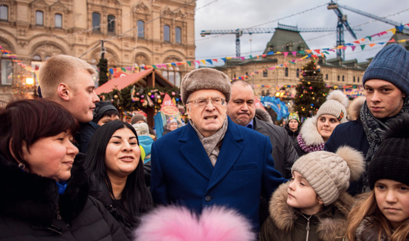 Комиссия по этике рассмотрит поведение Жириновского, организовавшего на гуляниях в Москве раздачу денег "крепостным и холопам". ВИДЕО