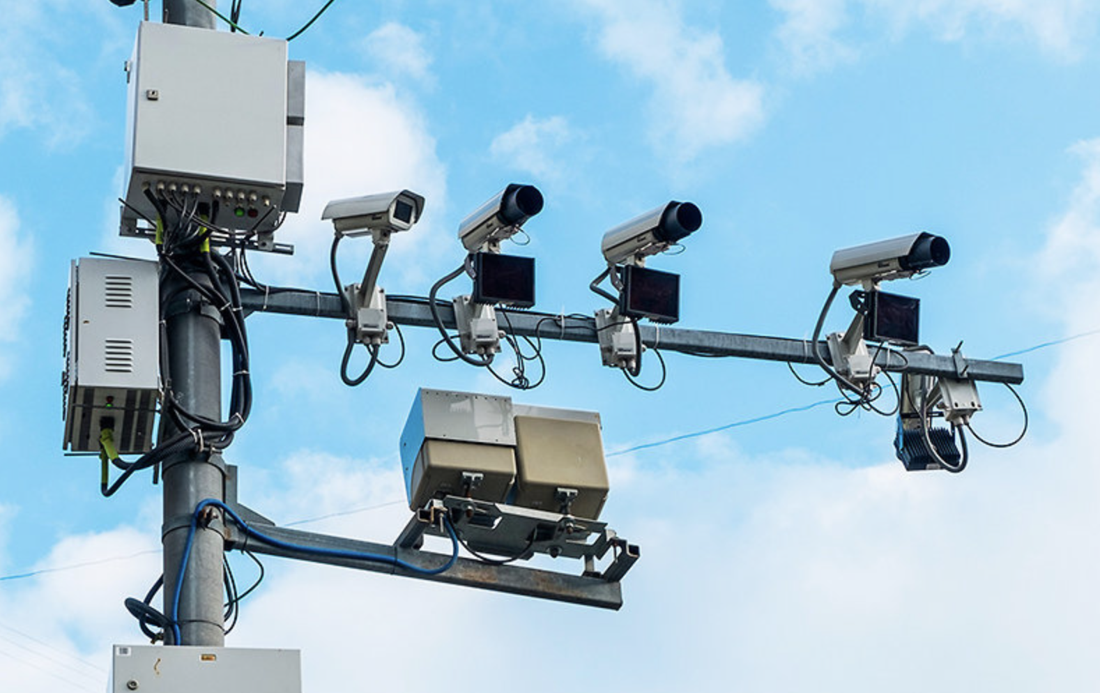 Москвичку оштрафовали за превышение скорости, когда ее машина находилась на эвакуаторе