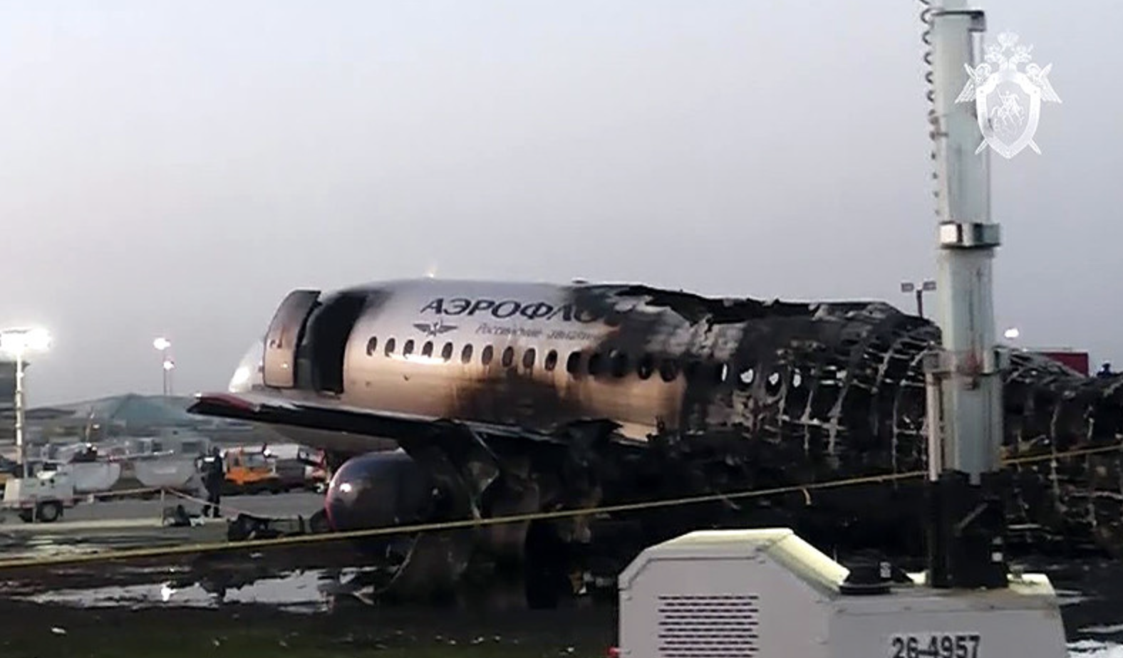 Superjet, сгоревший в Шереметьево вместе с людьми в прошлом году, так и не убрали из аэропорта: его видят вылетаюшие пассажиры