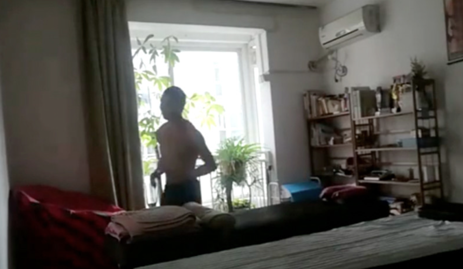 Из-за коронавируса китайские марафонцы часами бегают по своим квартирам. ВИДЕО